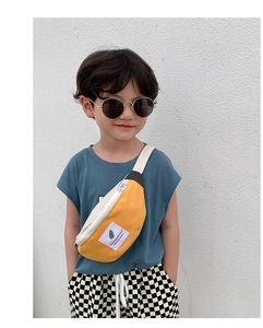 Détail d'un sac banane enfant jaune en toile avec bandoulière réglable porté