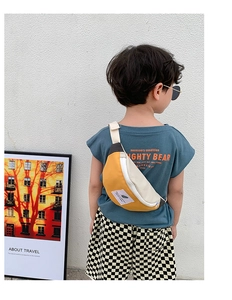 Détail d'un sac banane pour enfant avec sangle réglable et design en toile color-block