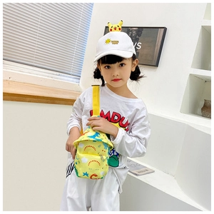 Détail d'un sac de poitrine jaune pour enfant avec motifs dinosaures et fermeture éclair