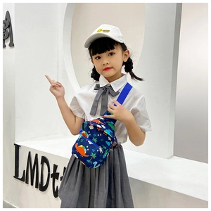 Détail du sac de poitrine bleu pour enfants avec motifs dinosaures et bandoulière réglable