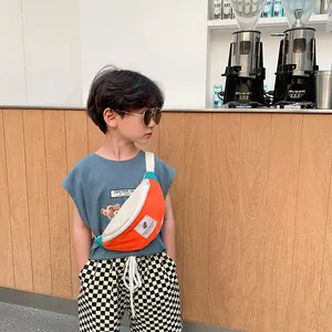 Détail de sac banane tricolore enfant avec t-shirt ours et pantalon à damier tendance