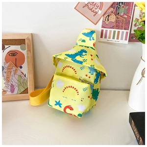 Détail du sac bandoulière jaune pour enfants avec motifs dinosaures et sangle réglable