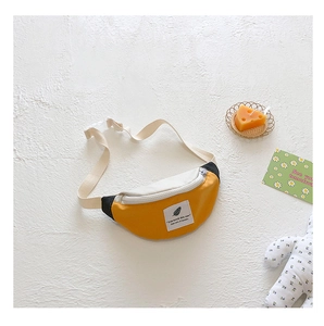 Détail du sac de poitrine enfant jaune bicolore avec bandoulière et logo de feuille