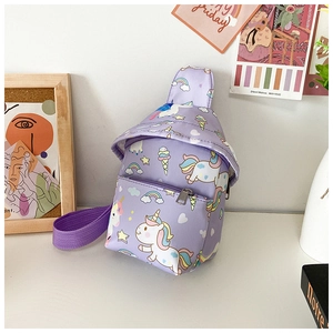 Détail du sac bandoulière licorne violet clair avec imprimés et sangle réglable