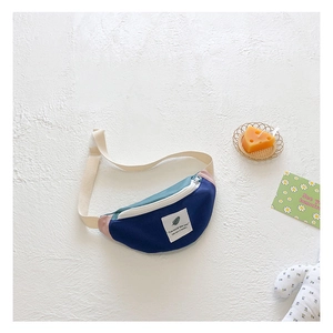 Détail du sac bandoulière enfant multicolore avec sangle réglable et étiquette