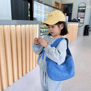 Children's yellow bear cap and blue canvas shoulder bag with Hey print for girls