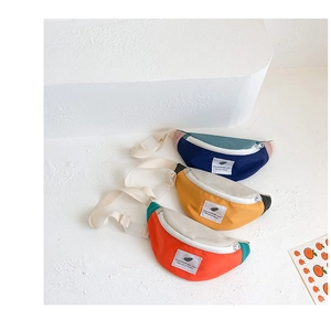 Détail des sacs bananes pour enfants en trois couleurs avec sangles réglables