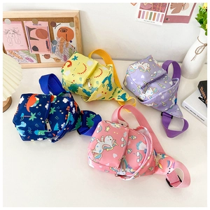 Vue détaillée des sacs de poitrine pour enfants aux motifs dinosaures et licornes