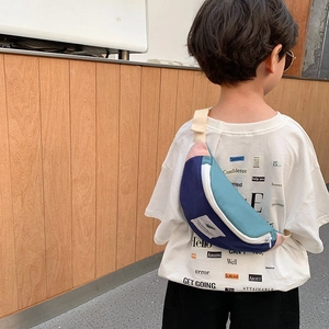 Sac banane enfant en toile multicolore bleu, turquoise et rose porté en bandoulière