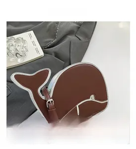 Dettaglio della borsa a tracolla a forma di balena in pelle marrone con cinturino