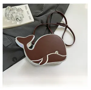 Dettaglio borsa marrone a forma di balena con bordo argento e scala di misura