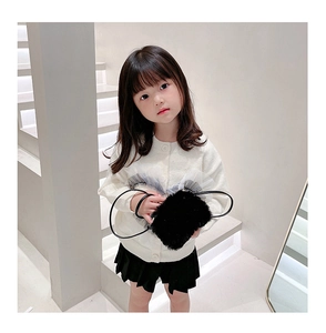 Flauschige schwarze Plüschtasche für Kinder kombiniert mit Strickjacke und Rock