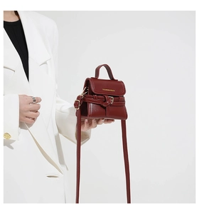 Mini sac bandoulière rouge foncé avec boucle dorée et décoration élégante de sangle nouée