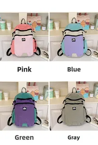 Vier Farbvarianten von Nylon-Rucksäcken in Pink, Blau, Grün und Grau kariert im Regal
