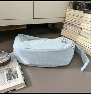 Detail der hellblauen sichelförmigen Tasche mit Strukturstoff und weißem Kordelzug