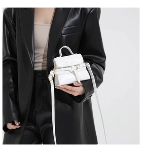 Vue détaillée du mini sac à main blanc en simili cuir avec boucle de ceinture dorée