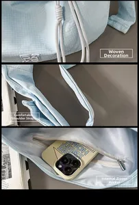 Detail der hellblauen Umhängetasche mit Netzstruktur, Flechtseil und Handy-Innentasche