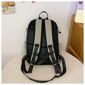 Detailansicht der ergonomischen, atmungsaktiven Rückwand und gepolsterten Gurte am Kinderrucksack
