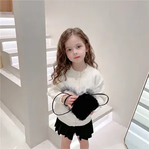 Mode Kinder Umhängetasche aus Plüsch mit cremefarbener Strickjacke und schwarzem Rock