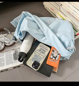 Detailansicht der geräumigen hellblauen Karo-Nylontasche mit aufwendigem Stickerei-Logo