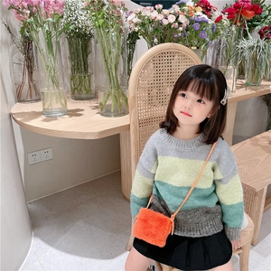 Bunter Streifenstrickpullover für Kinder mit leuchtend oranger Kunstpelz-Umhängetasche