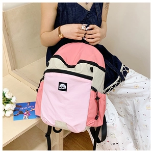 Detailansicht des rosa-beige Patchwork-Kinderrucksacks mit Reißverschlussfach und Seitenzug