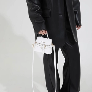 Mini sac bandoulière blanc minimaliste pour femme avec rabat et bandoulière fine élégante