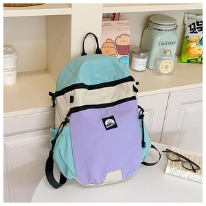 Detail des Kinderrucksacks mit Mintgrün-Farbblock-Design und praktischer Seitentasche
