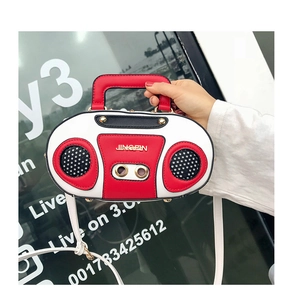 Dettaglio della borsa radio retrò in rosso, bianco e nero con logo JINGPIN dorato