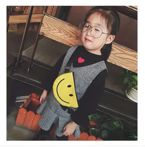 Détail du mini sac bandoulière en toile jaune pour filles avec motif smiley noir