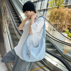 Minimalistische hellblaue Nylon-Umhängetasche für Kinder mit verstellbarem Gurt und Muster