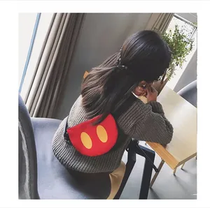 Détail du sac banane enfant en toile rouge avec accents jaunes et sangle réglable