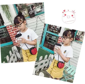 Sac bandoulière coccinelle pour enfant porté en extérieur montrant la taille réelle