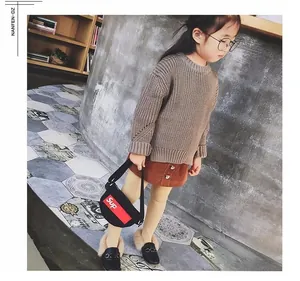 Détail d'une tenue décontractée pour fille avec pull en tricot et petit sac à bandoulière