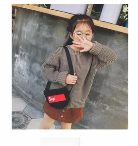 Mini sac bandoulière en toile pour fille avec patch logo sur une tenue en tricot