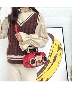 Borsa a mano rossa alla moda a forma di radio con dettagli dorati su sfondo pop art moderno