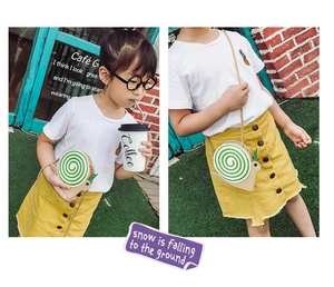 Détail d'un sac bandoulière enfant en forme d'escargot avec motif spirale verte