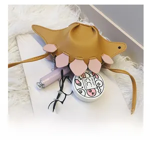 Capacité interne du sac dinosaure mignon montrant l'espace pour petits accessoires