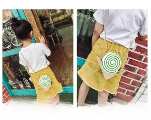 Gros plan d'un sac à bandoulière escargot pour filles avec sangle tissée et spirale verte