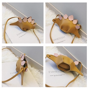 Détail du sac bandoulière dinosaure jaune pour enfants avec écailles roses et sangle