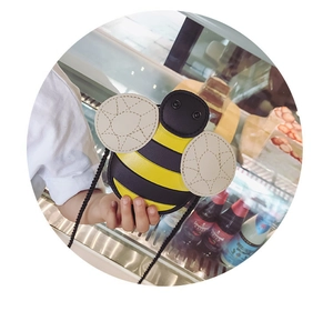 Détail du sac bandoulière enfant en forme d'abeille avec rayures en similicuir jaune et noir