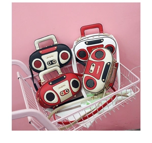 Mini borse stile radio retrò in vari colori esposte in un carrello della spesa rosa
