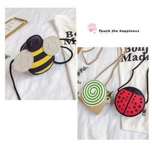 Détail des mini sacs bandoulière pour enfants en forme d'abeille, d'escargot et coccinelle