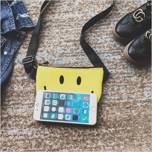 Mini sac bandoulière jaune smiley pour fille avec sangle réglable et comparaison de taille