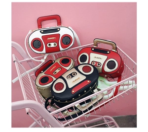 Mini borse a tracolla creative a forma di radio in quattro colori retrò nel carrello
