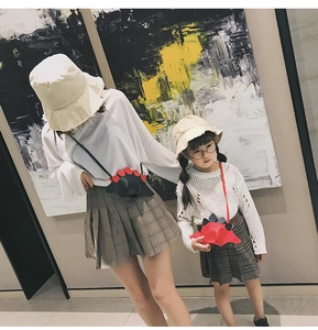 Détail de jolis sacs à bandoulière dinosaure pour enfants en silicone noir et rouge