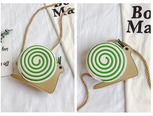Détail du sac bandoulière enfant en forme d'escargot avec bandoulière dorée