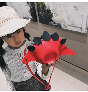 Détail du sac bandoulière dinosaure rouge pour enfants avec des épines noires décoratives