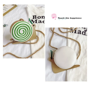 Vue détaillée du mini sac bandoulière escargot avec bandoulière dorée et motif spirale vert