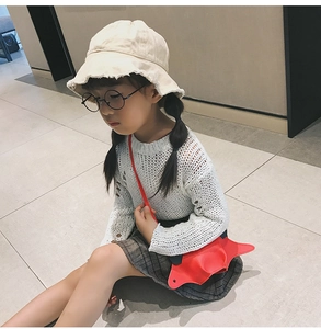 Détail d'un mini sac bandoulière rouge vif en forme d'étoile pour petite fille